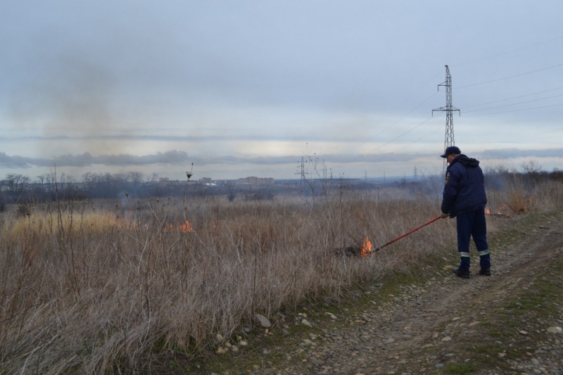 В Ставрополе под контролем специалистов сожгли 300 га сухой травы