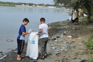 В Чечне волонтёры очистили берег Червлёнского водохранилища от бытового мусора