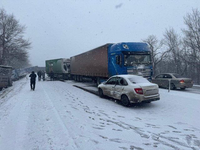 <i>В Минводах на трассе «Кавказ» образовалась пробка после двух ДТП с участием 9 машин</i>