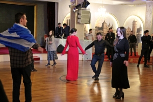 Активисты карачаево-балкарского культурного центра провели танцевальный вечер