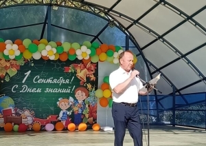 Представитель миннаца поздравил с началом учебного года школьников хутора Красночервонного