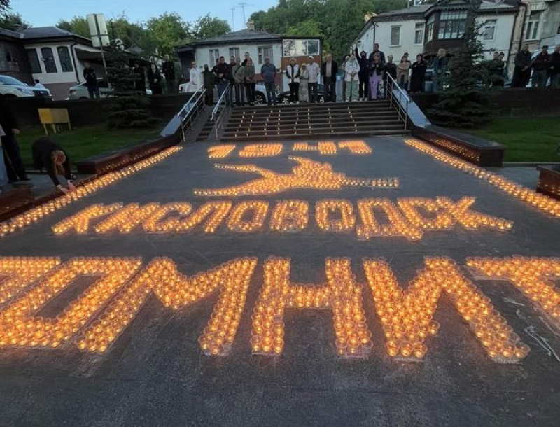 В Кисловодске 22 июня выложили огненную картину из 5058 свечей