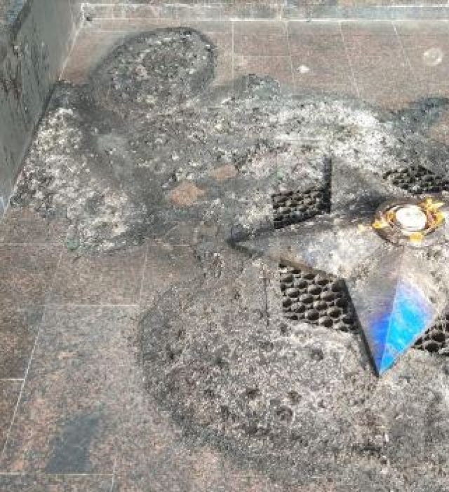 <i>Вандалы сожгли венки на мемориале в Кисловодске</i>