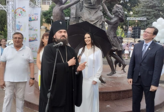 <i>В Кисловодске 8 июля торжественно открыли скульптуру «Семья – залог мира»</i>