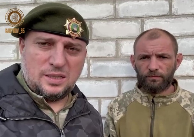 <i>Чеченский генерал показал пленного боевика ВСУ, попросившего не выдавать его на Украину</i>