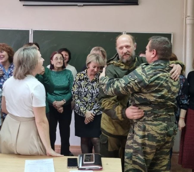<i>Мэр Кисловодска поздравил с наградой учителя-добровольца из школы №2</i>
