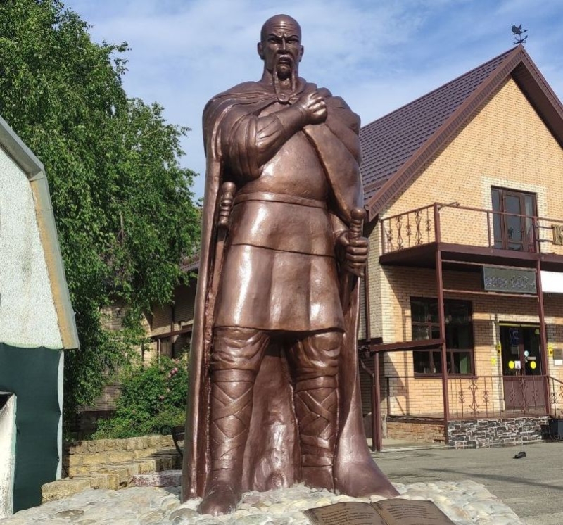 В Ставрополе установили памятник князю Святославу Игоревичу