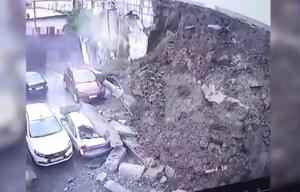 Обломки подпорной стены в Кисловодске «похоронили» 4 легковушки
