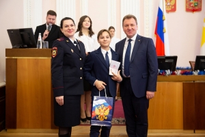 В мэрии Ставрополя вручили паспорта 14-летним гражданам России