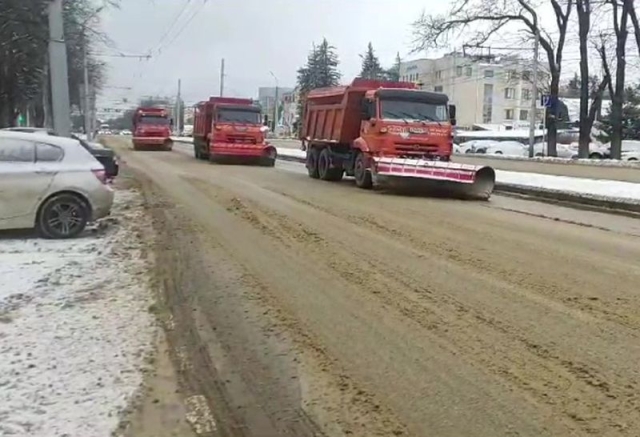 <i>В Ставрополе коммунальщики убирают с дорог «кашу». Видео</i>