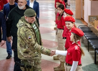 Чеченский генерал провёл урок Мужества в курской гимназии