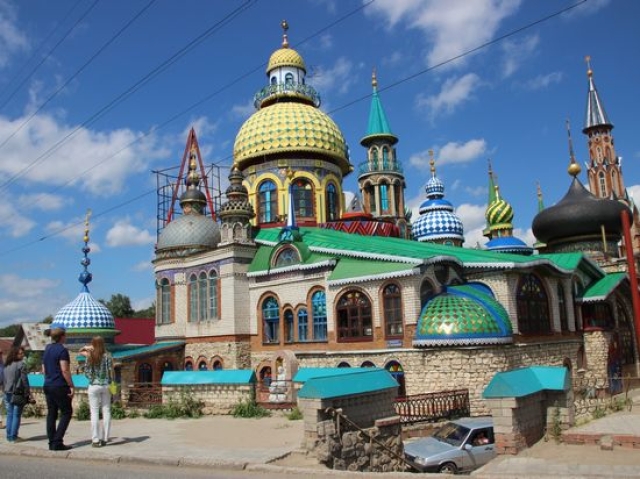 <i>Храм всех религий в Казани</i>