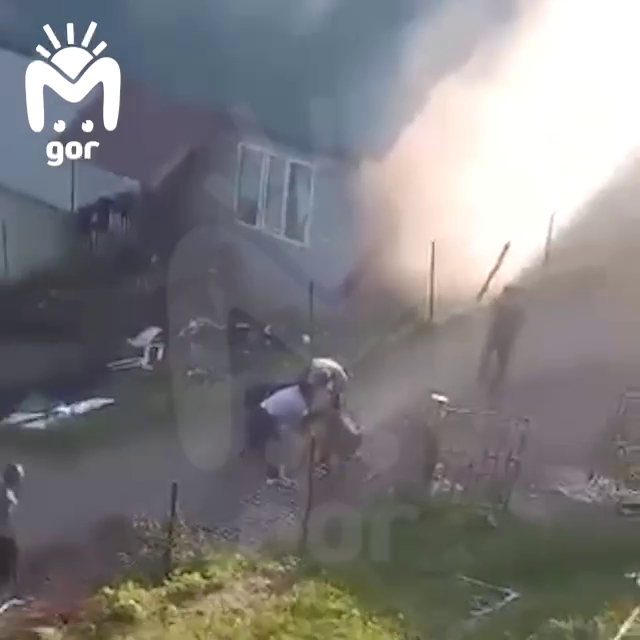 <i>В Дагестане мужчина с кинжалом отгонял людей от своего горящего дома</i>