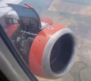 Отлетел капот двигателя: Самолёт вернулся в аэропорт Минвод после взлёта