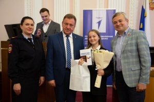 Иван Ульянченко поздравил юных ставропольчан с получением паспортов России