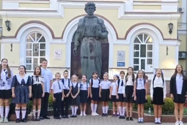 <i>Школьники Ставрополя спели бессмертный хит Шаинского у памятника «Первой учительнице»</i>