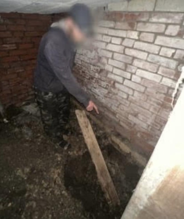 <i>На Ставрополье внук полгода скрывал тело задушенной бабушки в погребе</i>