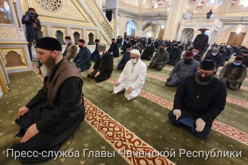 В центральной мечети Грозного прошел единственный в республике Ид-намаз