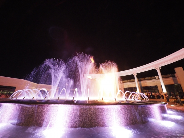 <i>Струи светомузыкального фонтана в Кисловодске сияют даже в темноте</i>
