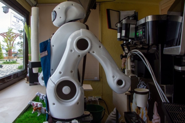 <i>Эксплуатация продолжается: В Ставрополе робота-баристу научили делать мороженое</i>