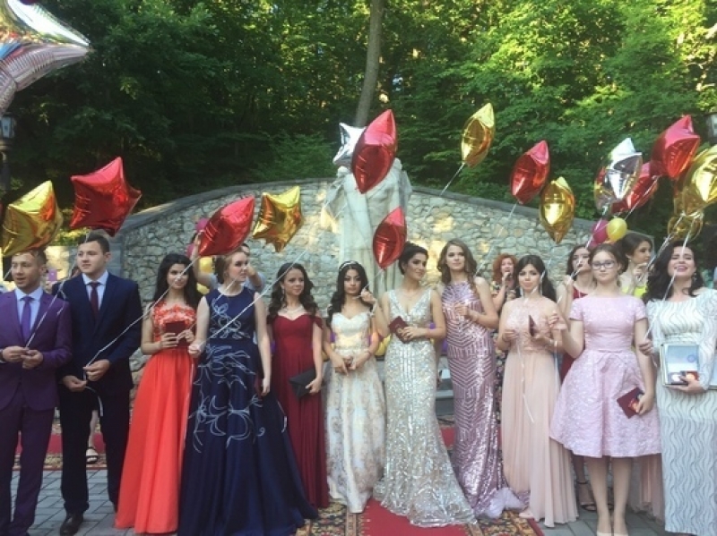 До сих пор в Железноводске была традиция поздравлять выпускников в Пушкинском сквере Курортного парка 
