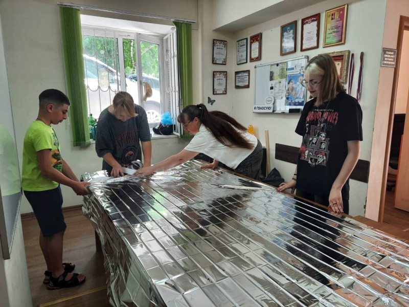 Молодежные активисты Кисловодска приступили к пошиву антидроновых одеял