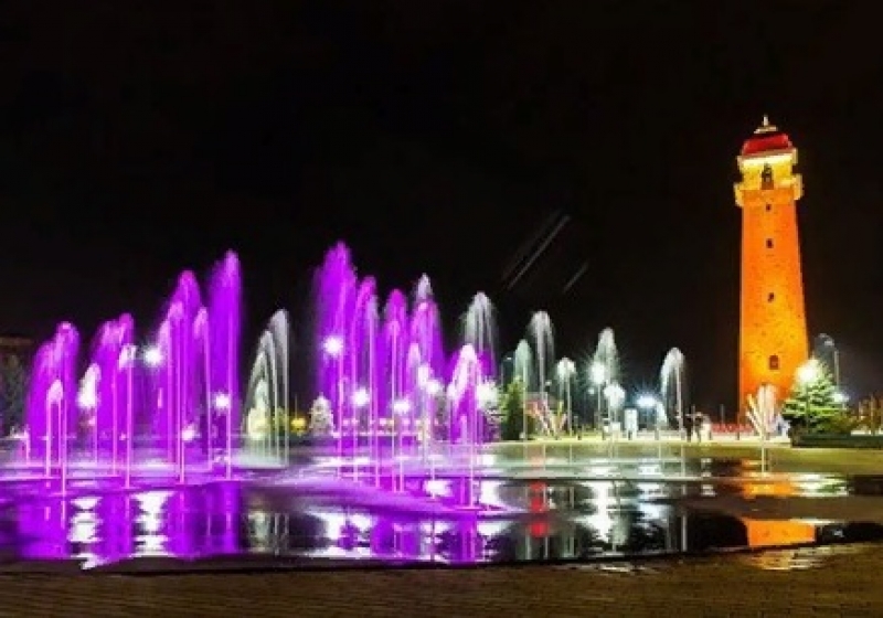 Цветные струи "сухого" фонтана оттеняют Башню Согласия, в которой заработал этномузей