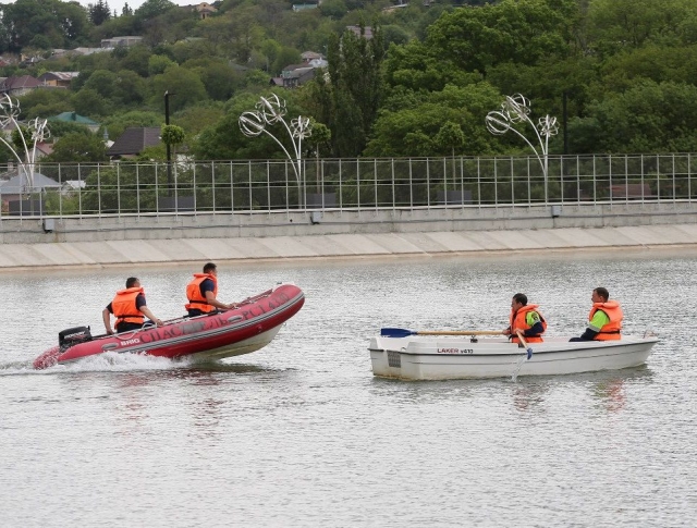 <i>В Ставрополе спасатели вытащили из озера потерявшего сознание подростка</i>