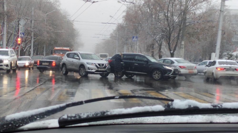 Движение затруднено и на улицах Ставрополя
