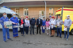 Пятигорские волонтеры поздравили медиков с Днём народного единства