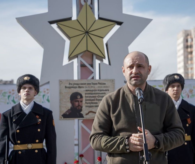 Артём Жога в Невинномысске возложил цветы к памятнику сына — Герою РФ Владимиру Жоге