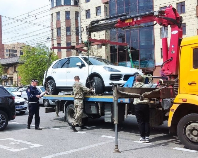 <i>В Ставрополе ГИБДД и мэрия провела рейд по парковкам для инвалидов</i>