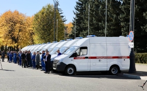 В Кабардино-Балкарии глава Минздрава РФ вручил медикам ключи от новых машин скорой помощи