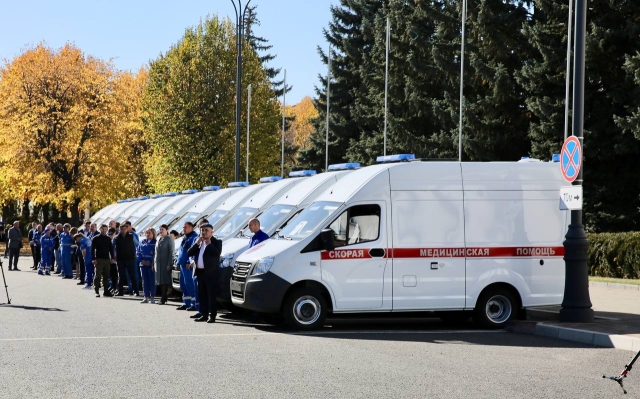 <i>В Кабардино-Балкарии глава Минздрава РФ вручил медикам ключи от новых машин скорой помощи</i>