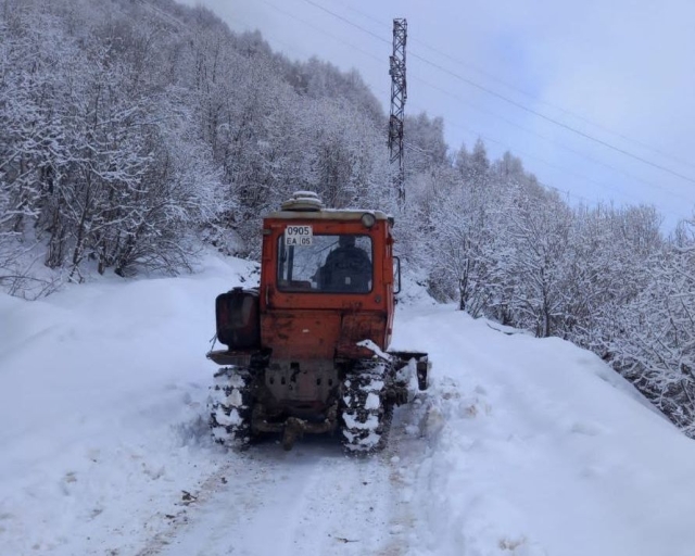 <i>В Дагестане из-за снегопада перекрыли на ночь участок трассы на перевале Харами</i>