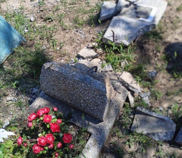 <i>Пьяный вандал в Новоселицком округе Ставрополья разбил 5 надгробий на кладбище</i>