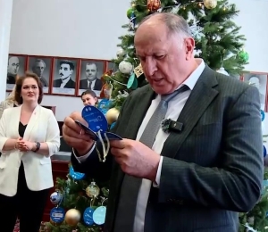 Премьер Дагестана исполнил новогодние мечты трёх школьниц