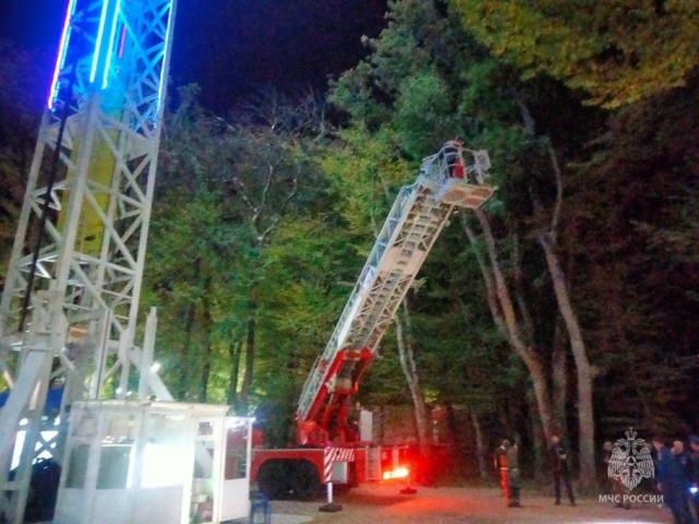 <i>Спасатели эвакуируют 6 человек, застрявших на 35-метровом аттракционе в парке Победы Ставрополя</i>