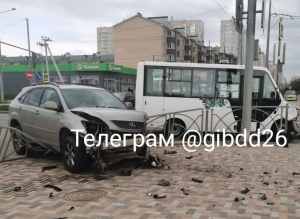 В Ставрополе водитель пустой маршрутки врезался в Lexus