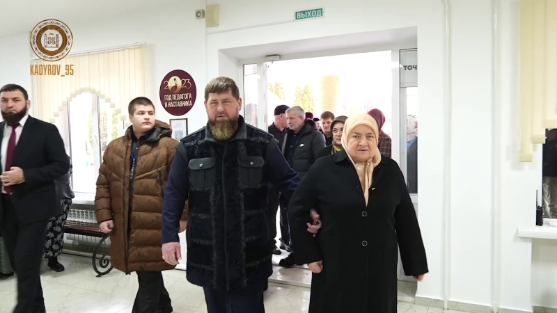 Глава Чечни сходил на выборы с мамой