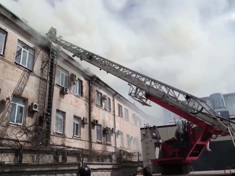 В Нальчике тушат пожар на крыше здание отдела полиции на улице Ногмова