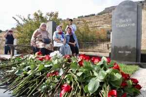 Глава Дагестана возложил цветы к могиле Расула Гамзатова в день его 100-летия