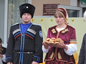 Казаки презентовали свою выпечку на празднике пекарей Новоселицкого района