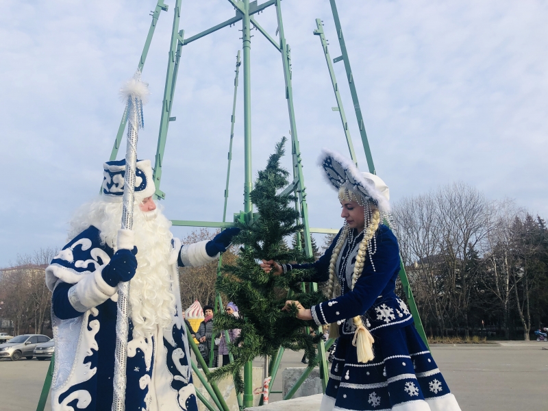 Дед Мороз также протестировал горки, установленные в парке имени Говорухина