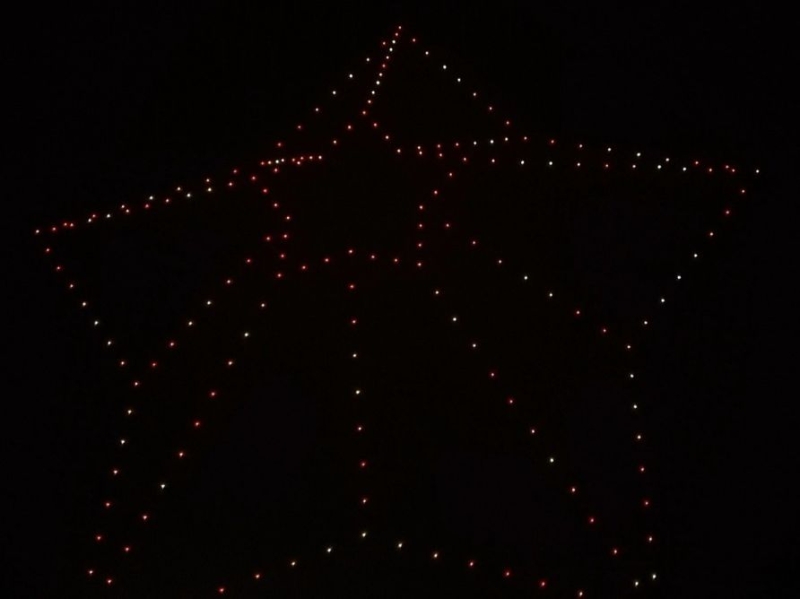 Жители Махачкалы увидели новогоднее шоу дронов