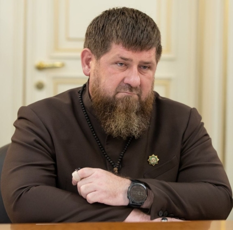 Кадыров пообещал лично пристрелить того, кто скажет снять его дочери хиджаб