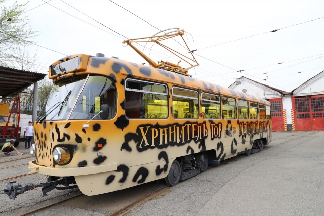 <i>Обновленный трамвай курсирует по улицам города</i>