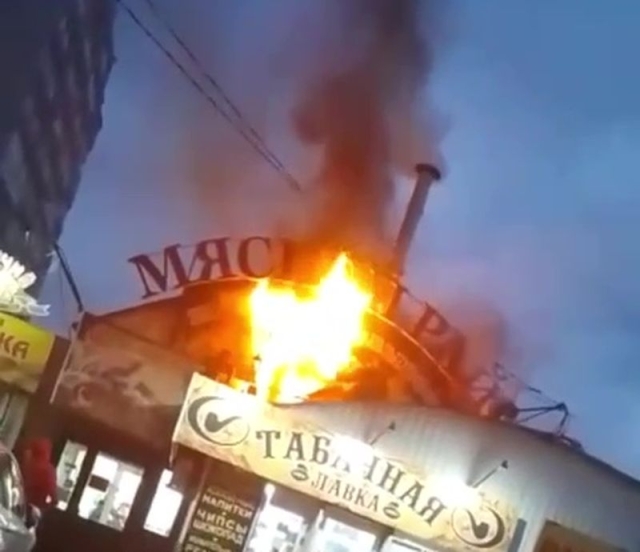 <i>В Ставрополе пожарные тушат мясной павильон на улице Доваторцев</i>