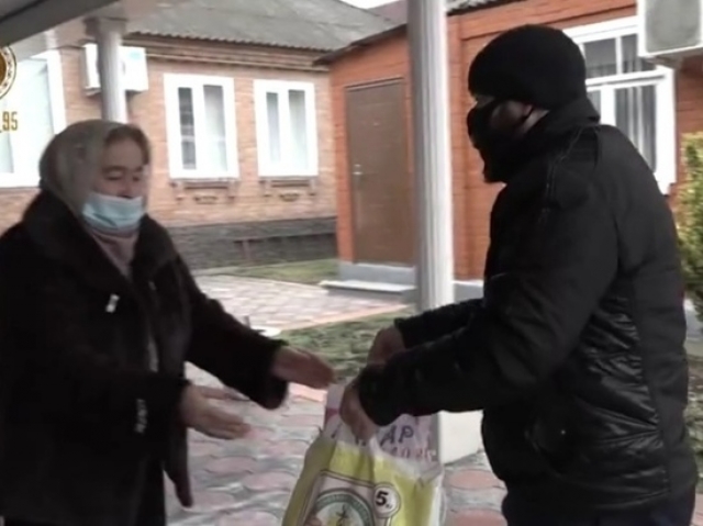 Бесплатные продукты питания в Чечне нуждающимся раздают регулярно