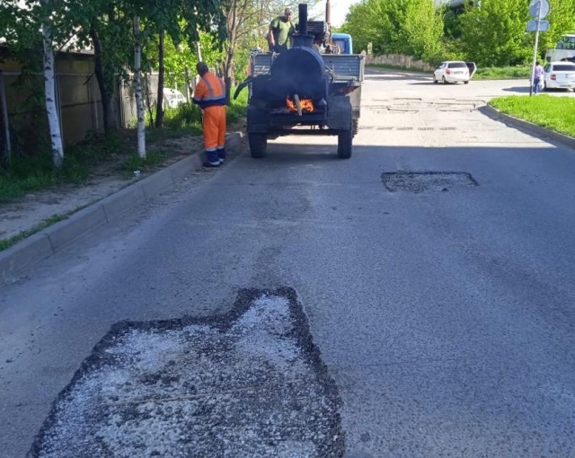 <i>Дорожники начали ремонт внутриквартальных дорог Ставрополя</i>